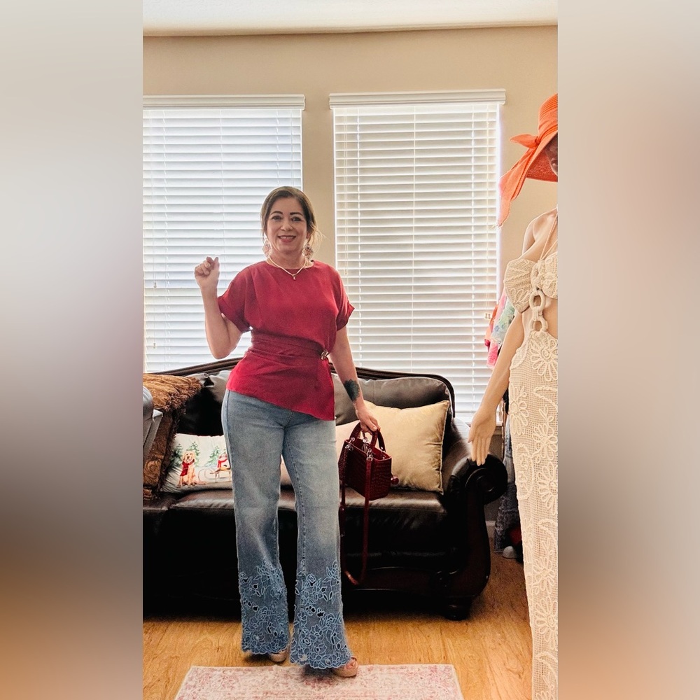 Blouse wine with details